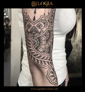 tatuaje-brazo-mandala-logia-barcelona-Laia-2    